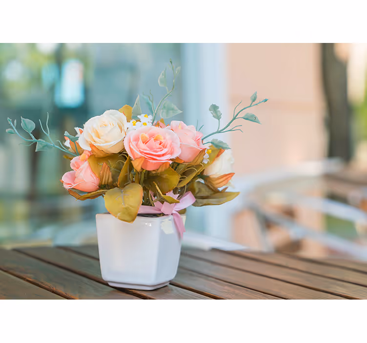 Store enrouleur salon roses sur la table - TenStickers