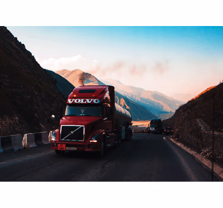 Tapisserie véhicule camion rouge sur l'autoroute - TenStickers