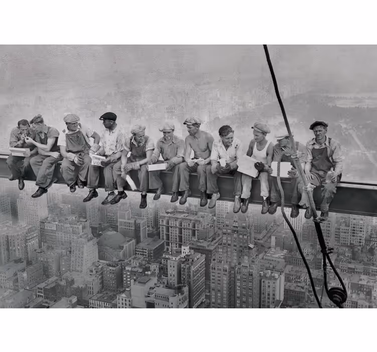 Papier peint vintage Hommes au sommet d'un gratte-ciel - TenStickers