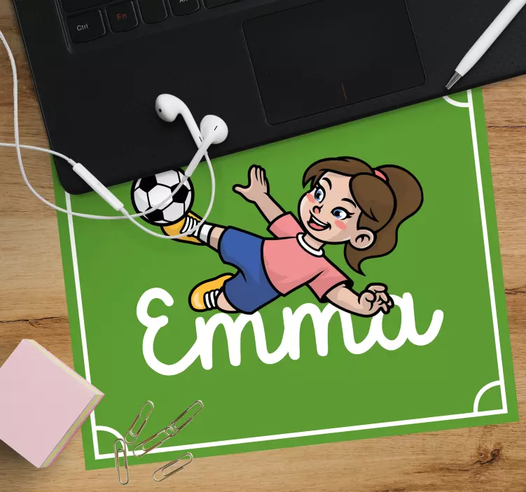 Tapis de souris fille qui frappe un ballon de foot - TenStickers