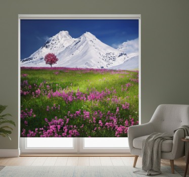 Store enrouleur salon paysage de fleurs en montagne - TenStickers