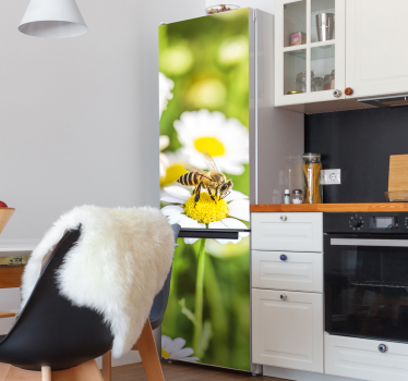 Sticker frigo scène de pollinisation par les abeilles - TenStickers